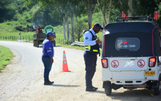 “Si nos toca meternos en el barro, lo hacemos por nuestra gente”: agentes de Tránsito del Atlántico, durante emergencias por lluvias
