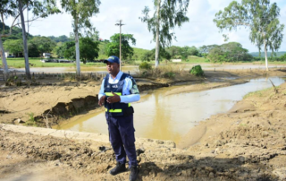 “Si nos toca meternos en el barro, lo hacemos por nuestra gente”: agentes de Tránsito del Atlántico, durante emergencias por lluvias